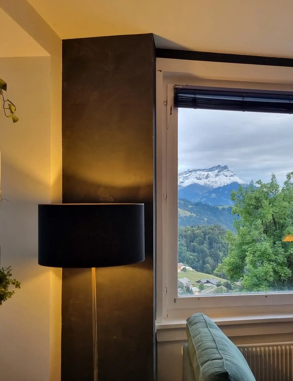 佛蒙特山居 — 室内一隅，窗外为 Dents du Midi 山景