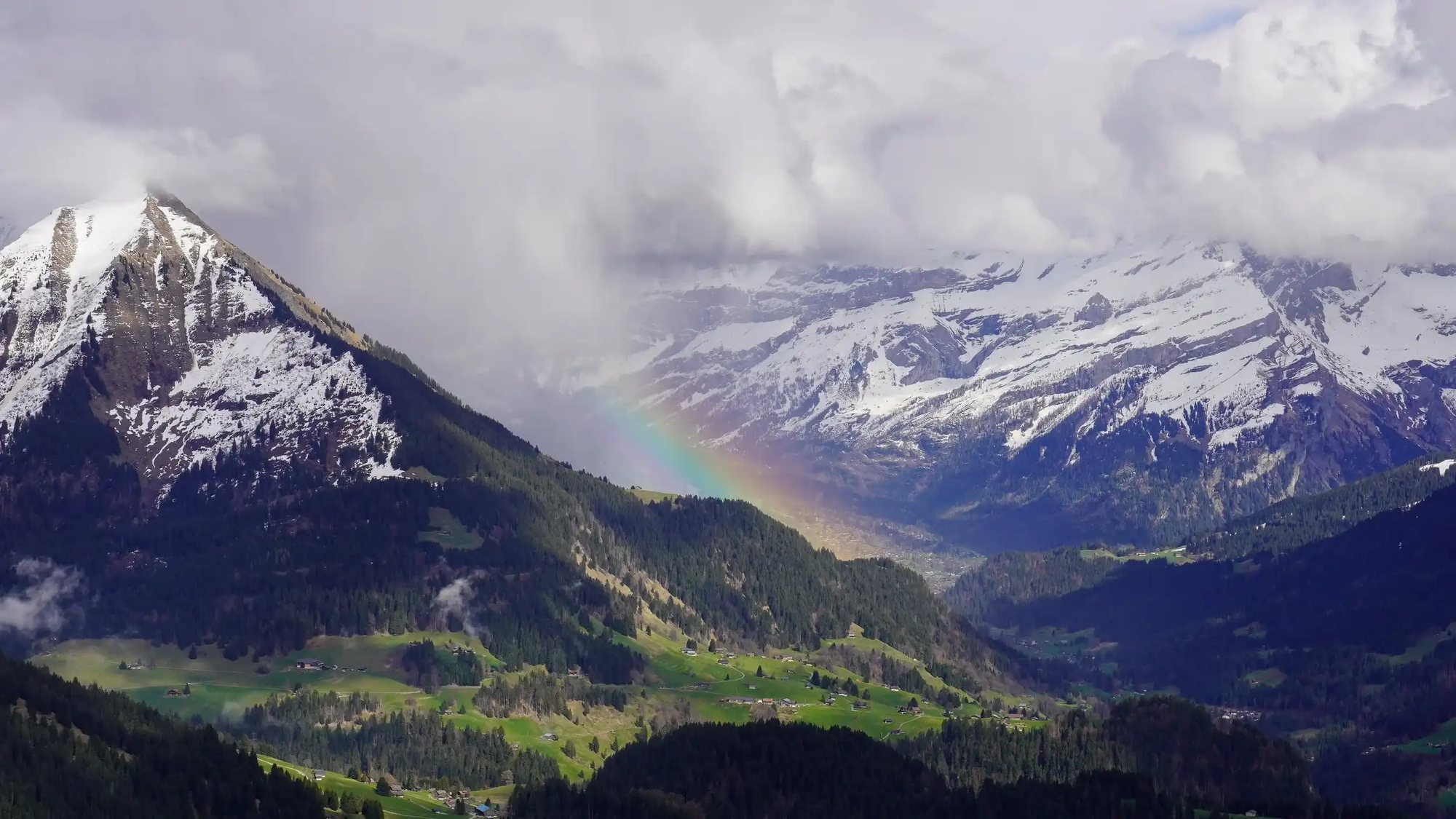 莱森山谷雨后彩虹 — 佛蒙特山居所在的阿尔卑斯山景